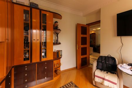 Apartamento à venda com 246m², 3 quartos e 5 vagas Apartamento à venda com 246m², 3 quartos e 5 vagasEscritório