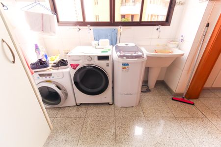 Apartamento à venda com 246m², 3 quartos e 5 vagas Apartamento à venda com 246m², 3 quartos e 5 vagasÁrea de Serviço