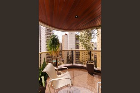 Apartamento à venda com 246m², 3 quartos e 5 vagas Apartamento à venda com 246m², 3 quartos e 5 vagasVaranda