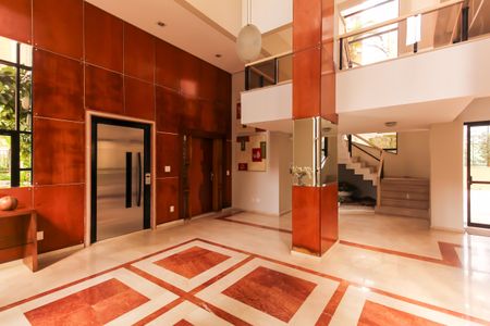 Apartamento à venda com 246m², 3 quartos e 5 vagas Apartamento à venda com 246m², 3 quartos e 5 vagasHall