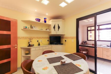 Apartamento à venda com 246m², 3 quartos e 5 vagas Apartamento à venda com 246m², 3 quartos e 5 vagasCozinha