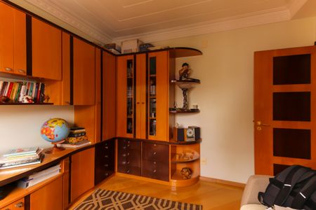 Apartamento à venda com 246m², 3 quartos e 5 vagas Apartamento à venda com 246m², 3 quartos e 5 vagasEscritório