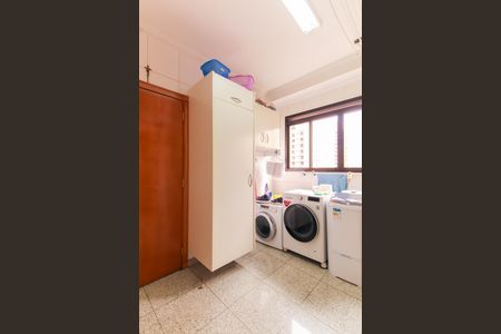 Apartamento à venda com 246m², 3 quartos e 5 vagas Apartamento à venda com 246m², 3 quartos e 5 vagasÁrea de Serviço