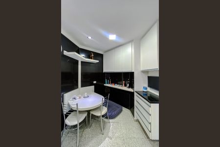 Apartamento à venda com 144m², 3 quartos e 3 vagas Apartamento à venda com 144m², 3 quartos e 3 vagasCozinha