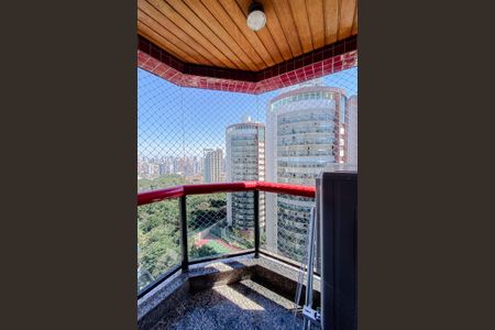 Apartamento à venda com 144m², 3 quartos e 3 vagas Apartamento à venda com 144m², 3 quartos e 3 vagasVaranda da Suíte 2