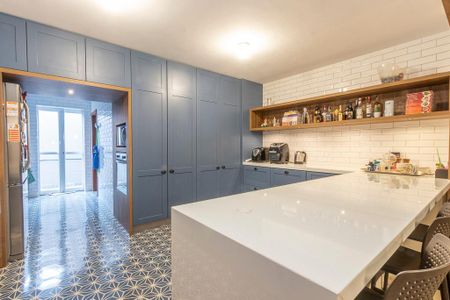 Casa à venda com 538m², 5 quartos e 4 vagas Casa à venda com 538m², 5 quartos e 4 vagasCozinha