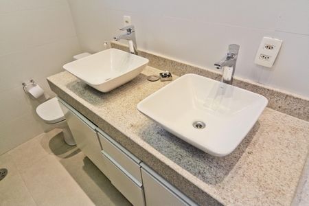 Casa à venda com 250m², 4 quartos e 5 vagas Casa à venda com 250m², 4 quartos e 5 vagasBanheiro da Suíte 2