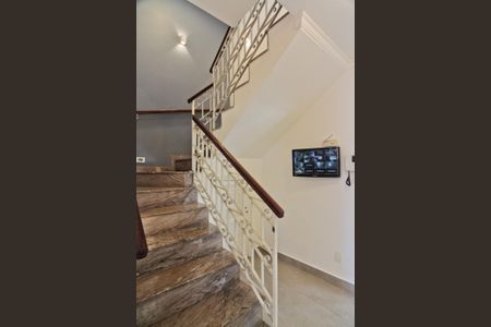 Casa à venda com 250m², 4 quartos e 5 vagas Casa à venda com 250m², 4 quartos e 5 vagasEscada