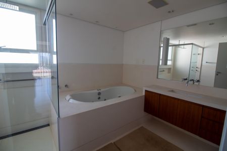 Apartamento à venda com 299m², 5 quartos e 5 vagasBanheiro da Suíte 4