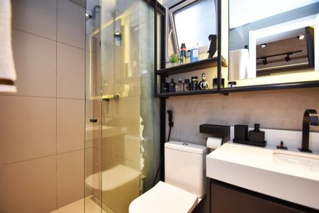Banheiro social de kitnet/studio à venda com 1 quarto, 30m² em Cerqueira César, São Paulo