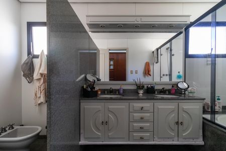 Apartamento à venda com 215m², 3 quartos e 4 vagasBanheiro da Suíte 1