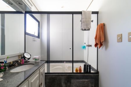 Apartamento à venda com 215m², 3 quartos e 4 vagasBanheiro da Suíte 1