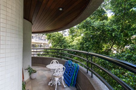 Apartamento à venda com 215m², 3 quartos e 4 vagasVaranda