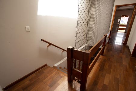 Casa à venda com 530m², 5 quartos e 7 vagas Casa à venda com 530m², 5 quartos e 7 vagasEscada para as suítes