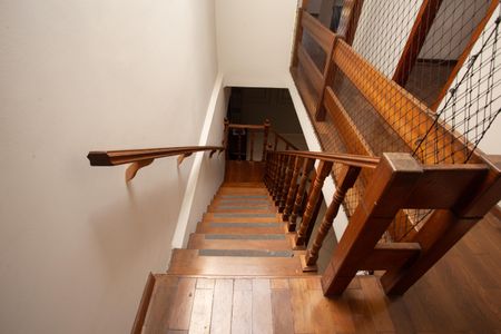 Casa à venda com 530m², 5 quartos e 7 vagas Casa à venda com 530m², 5 quartos e 7 vagasEscada para as suítes