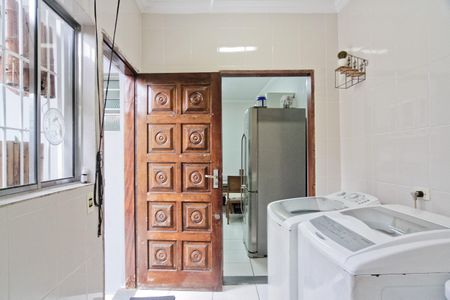 Casa à venda com 530m², 5 quartos e 7 vagas Casa à venda com 530m², 5 quartos e 7 vagasCasa 2 - área de serviço