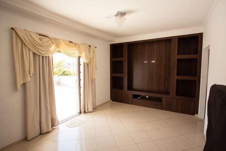 Casa à venda com 530m², 5 quartos e 7 vagas Casa à venda com 530m², 5 quartos e 7 vagasSala de TV