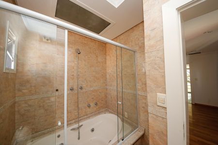 Apartamento à venda com 420m², 4 quartos e 6 vagas Apartamento à venda com 420m², 4 quartos e 6 vagasSuíte 1 Banheiro