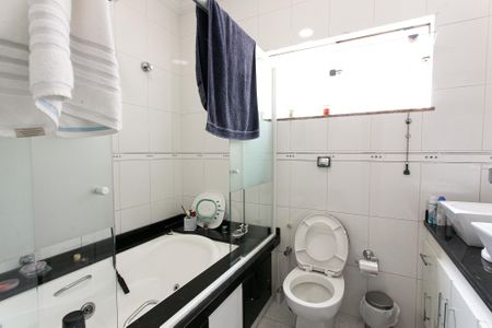 Casa à venda com 338m², 3 quartos e 8 vagasBanheiro da Suíte