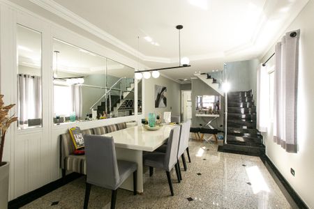 Casa à venda com 338m², 3 quartos e 8 vagasSala