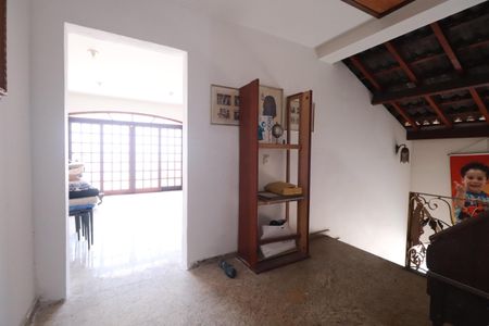 Casa à venda com 283m², 4 quartos e 2 vagasEscada