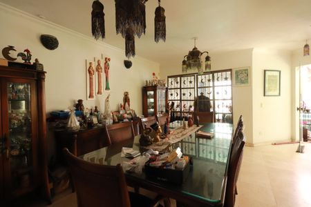 Casa à venda com 283m², 4 quartos e 2 vagasSala