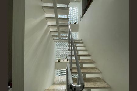 Casa para alugar com 450m², 7 quartos e 5 vagas Casa para alugar com 450m², 7 quartos e 5 vagasEscada