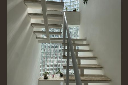 Casa para alugar com 450m², 7 quartos e 5 vagas Casa para alugar com 450m², 7 quartos e 5 vagasEscada