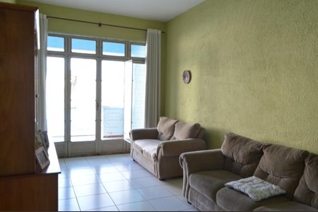 Casa à venda com 228m², 3 quartos e 2 vagasSala