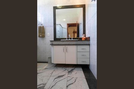 Casa à venda com 1000m², 5 quartos e 8 vagasBanheiro social 1