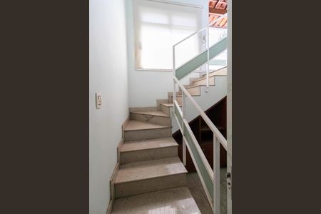 Casa à venda com 1000m², 5 quartos e 8 vagasEscada