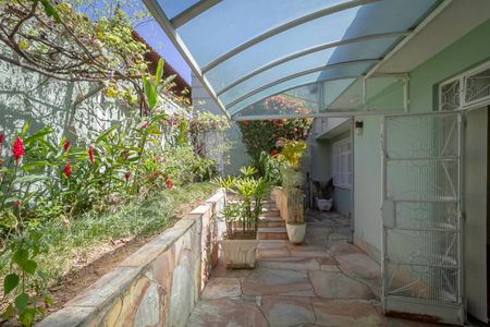 Casa à venda com 1000m², 5 quartos e 8 vagasEntrada