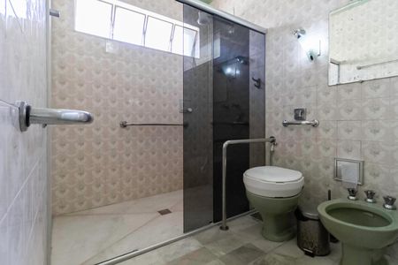 Casa à venda com 1000m², 5 quartos e 8 vagasBanheiro da suíte