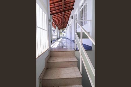 Casa à venda com 1000m², 5 quartos e 8 vagasEscada