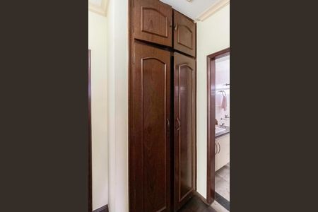 Casa à venda com 1000m², 5 quartos e 8 vagasCorredor - Armário