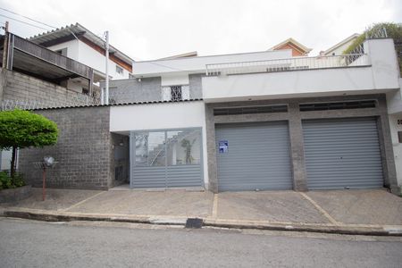 Casa à venda com 251m², 3 quartos e 3 vagas Casa à venda com 251m², 3 quartos e 3 vagasFachada