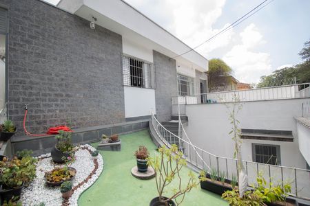 Casa à venda com 251m², 3 quartos e 3 vagas Casa à venda com 251m², 3 quartos e 3 vagasQuintal