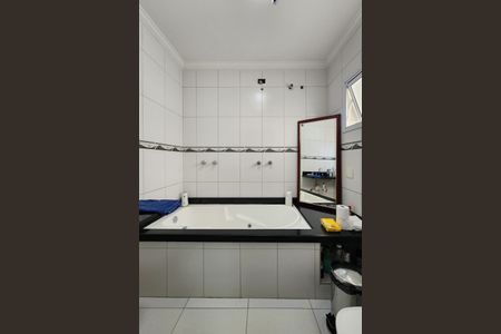 Casa à venda com 366m², 2 quartos e 4 vagasBanheiro da Suíte 1