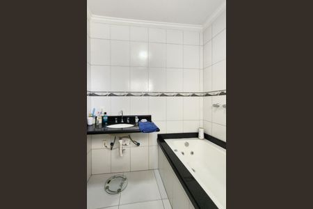 Casa à venda com 366m², 2 quartos e 4 vagasBanheiro da Suíte 1