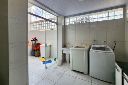 Casa à venda com 366m², 2 quartos e 4 vagasLavanderia