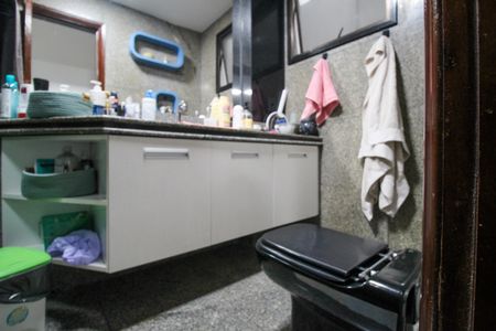 Apartamento à venda com 173m², 4 quartos e 4 vagasSuíte 1 - Banheiro