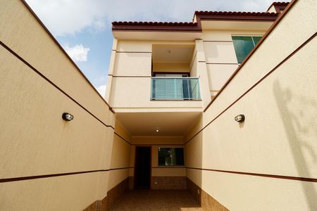 Casa à venda com 107m², 3 quartos e 2 vagasFachada