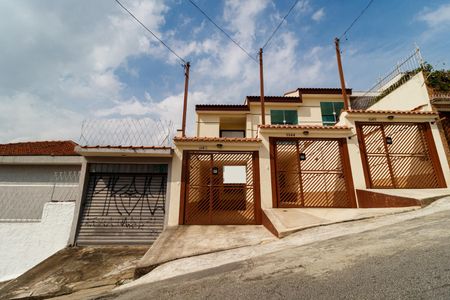 Casa à venda com 107m², 3 quartos e 2 vagasFachada