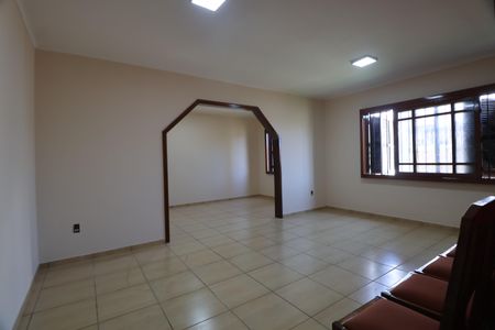 Casa à venda com 120m², 4 quartos e 6 vagasSala