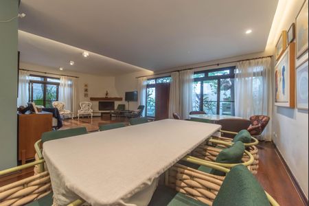 Casa à venda com 240m², 4 quartos e 4 vagasSala