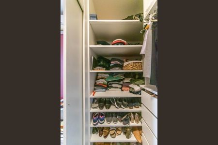 Casa à venda com 240m², 4 quartos e 4 vagasSuíte - Closet