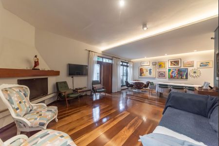 Casa à venda com 240m², 4 quartos e 4 vagasSala