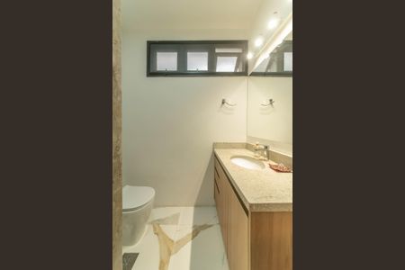 Casa à venda com 240m², 4 quartos e 4 vagasBanheiro da Suíte