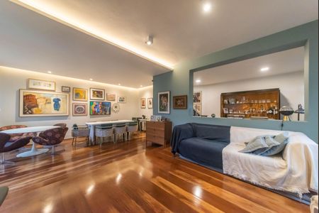 Casa à venda com 240m², 4 quartos e 4 vagasSala