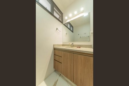 Casa à venda com 240m², 4 quartos e 4 vagasBanheiro da Suíte